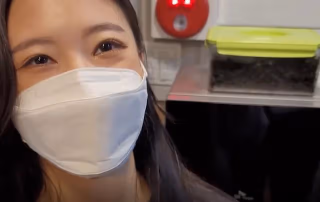 韓國女網管的一天,身材好顏值高帶動不少生意,每天穿包臀裙上班