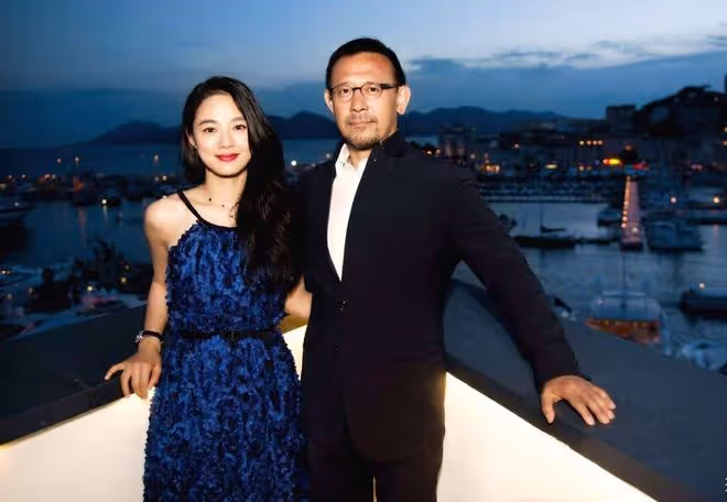 52歲姜武攜老婆罕秀恩愛！小9歲宋妍素顏發福，和姜文老婆有差距