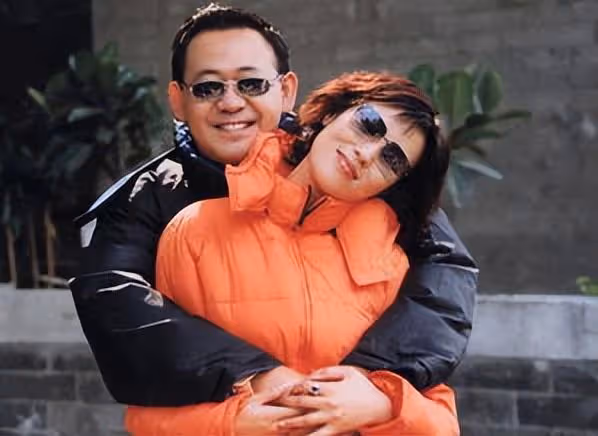 52歲姜武攜老婆罕秀恩愛！小9歲宋妍素顏發福，和姜文老婆有差距