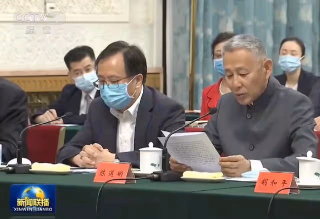 67歲陳道明上新聞聯播,滿頭白髮氣質出眾,霸氣發言領導范十足