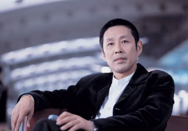 67歲陳道明上新聞聯播,滿頭白髮氣質出眾,霸氣發言領導范十足
