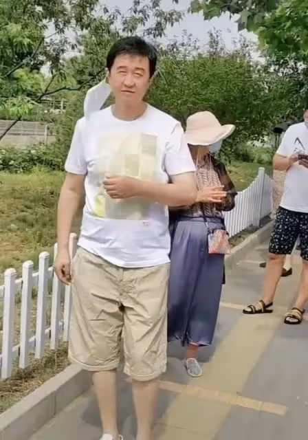56歲付笛生烈日下做核酸，排隊摘口罩自嘲像小伙，大搖大擺無人識