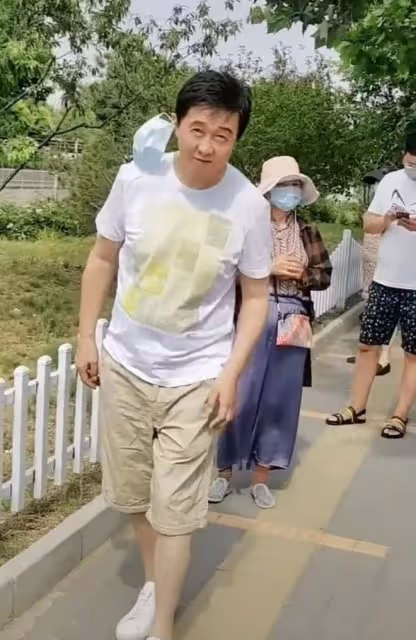 56歲付笛生烈日下做核酸，排隊摘口罩自嘲像小伙，大搖大擺無人識
