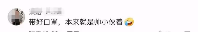 56歲付笛生烈日下做核酸，排隊摘口罩自嘲像小伙，大搖大擺無人識