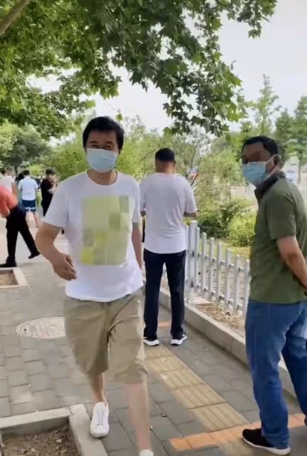 56歲付笛生烈日下做核酸，排隊摘口罩自嘲像小伙，大搖大擺無人識