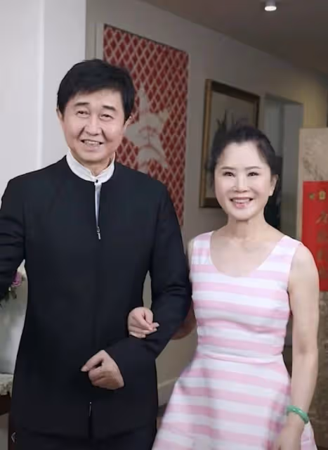 56歲付笛生烈日下做核酸，排隊摘口罩自嘲像小伙，大搖大擺無人識