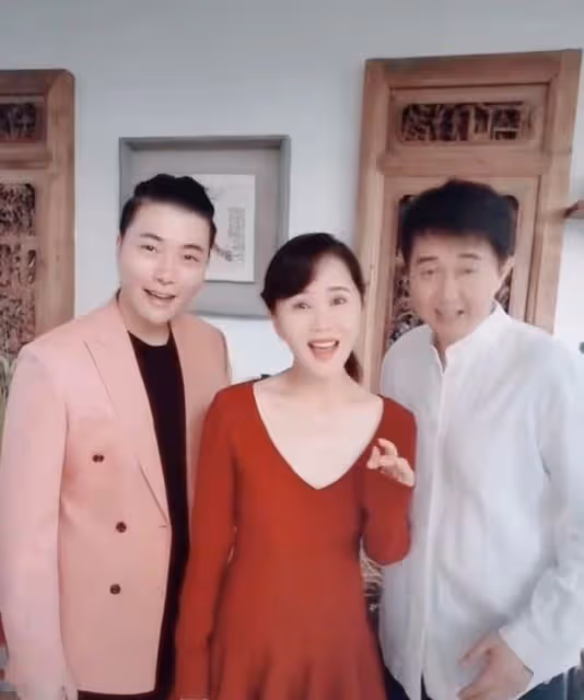 56歲付笛生烈日下做核酸，排隊摘口罩自嘲像小伙，大搖大擺無人識