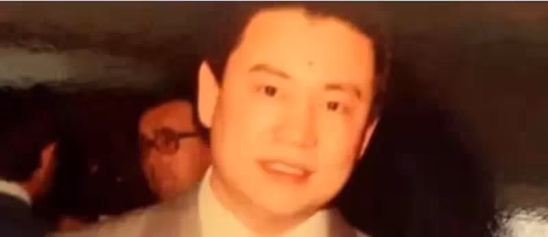 他靠岳母成「銅鑼灣鋪王」,發家之後不忘混跡娛樂圈,把結髮妻子拋之腦後,直到60歲坐上了輪椅