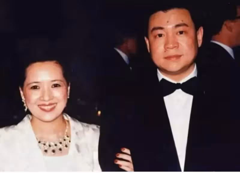 他靠岳母成「銅鑼灣鋪王」,發家之後不忘混跡娛樂圈,把結髮妻子拋之腦後,直到60歲坐上了輪椅