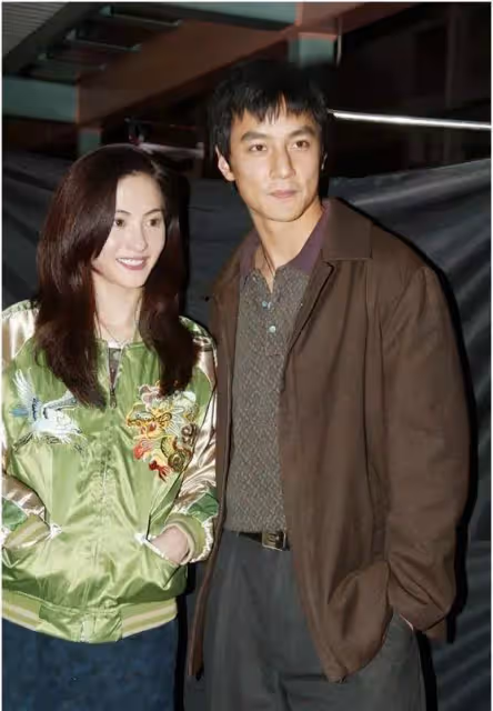 17年前張柏芝太敢穿!翠綠外套搭紫色長靴,在吳彥祖襯托下依舊迷人~