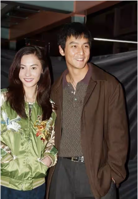 17年前張柏芝太敢穿!翠綠外套搭紫色長靴,在吳彥祖襯托下依舊迷人~