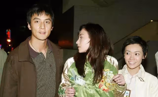 17年前張柏芝太敢穿!翠綠外套搭紫色長靴,在吳彥祖襯托下依舊迷人~