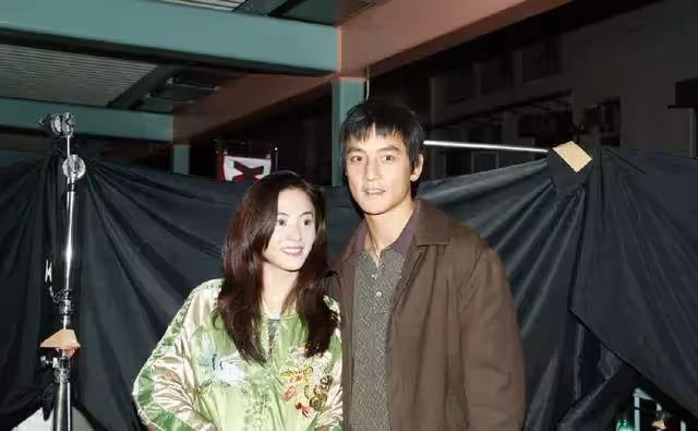17年前張柏芝太敢穿!翠綠外套搭紫色長靴,在吳彥祖襯托下依舊迷人~