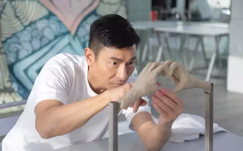 劉德華近照曝光,哪裡有60歲的模樣,簡單白T恤搭牛仔褲太減齡,網友:越老越帥氣!