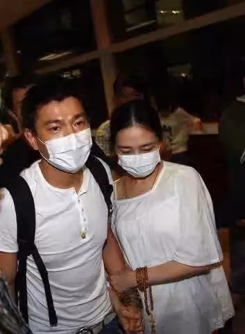 劉德華近照曝光,哪裡有60歲的模樣,簡單白T恤搭牛仔褲太減齡,網友:越老越帥氣!