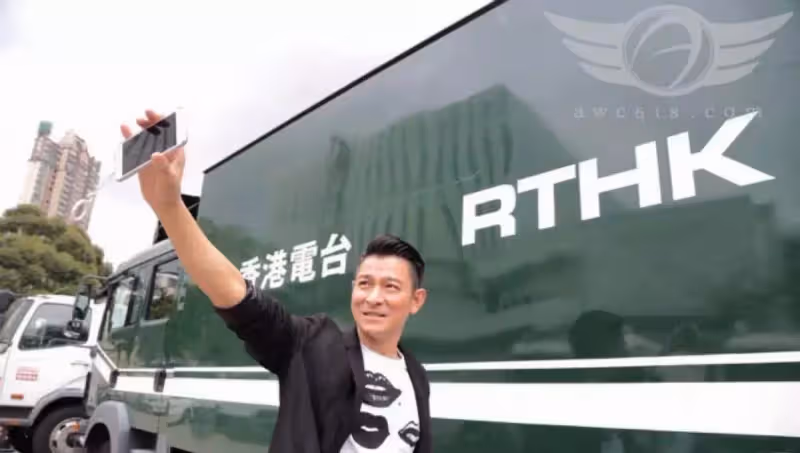 劉德華近照曝光,哪裡有60歲的模樣,簡單白T恤搭牛仔褲太減齡,網友:越老越帥氣!