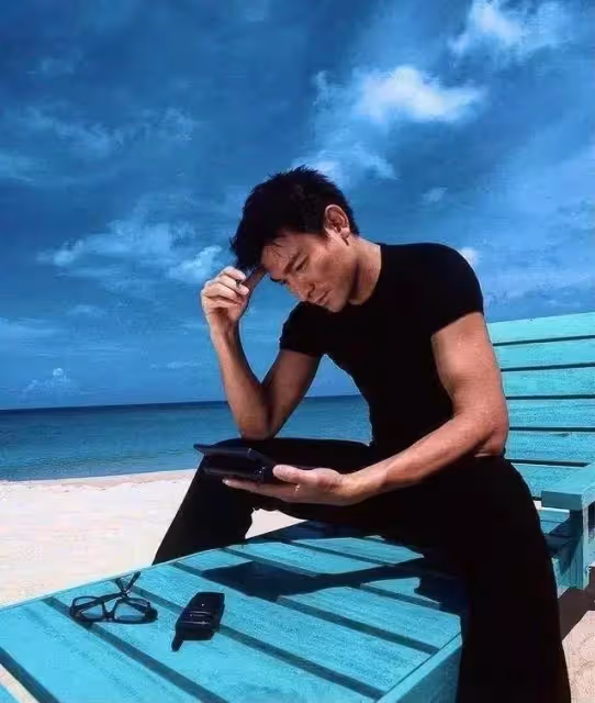 劉德華近照曝光,哪裡有60歲的模樣,簡單白T恤搭牛仔褲太減齡,網友:越老越帥氣!