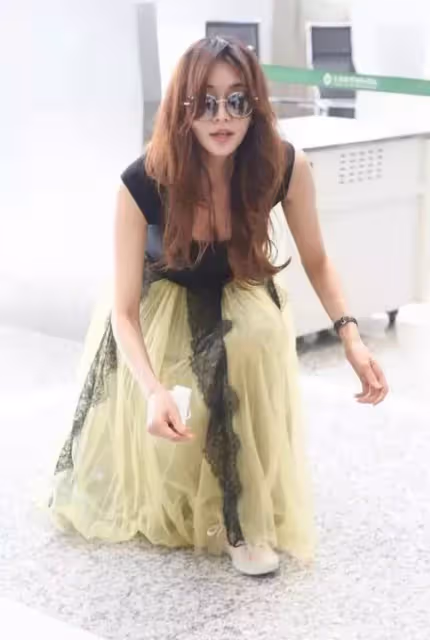 人妻林志玲機場被拍!穿「縫補」紗裙俯身系鞋帶,皮膚白皙身材緊緻,網友:完全不敢直視啊