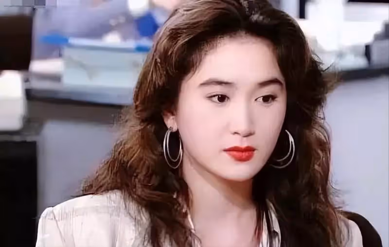 「最美妲己」溫碧霞,一顰一笑勾人心弦,曾因拍戲尺度大被罵,今嫁豪門不生子,網友:美貌真的可以當飯吃嗎?