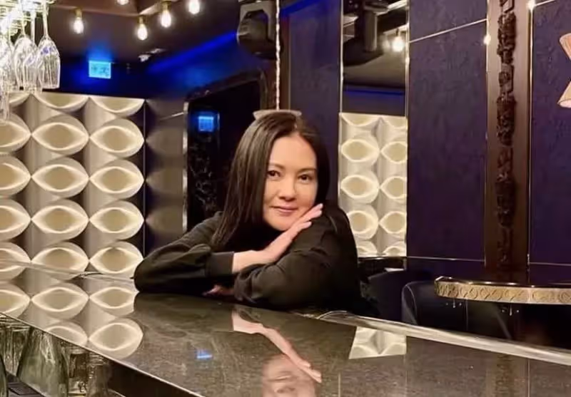 56歲李麗珍與男星聚餐!臉蛋鼓起發胖明顯,女兒穿露背裙「同框出鏡」身材惹眼,網友:與女兒站在一塊宛如姐妹