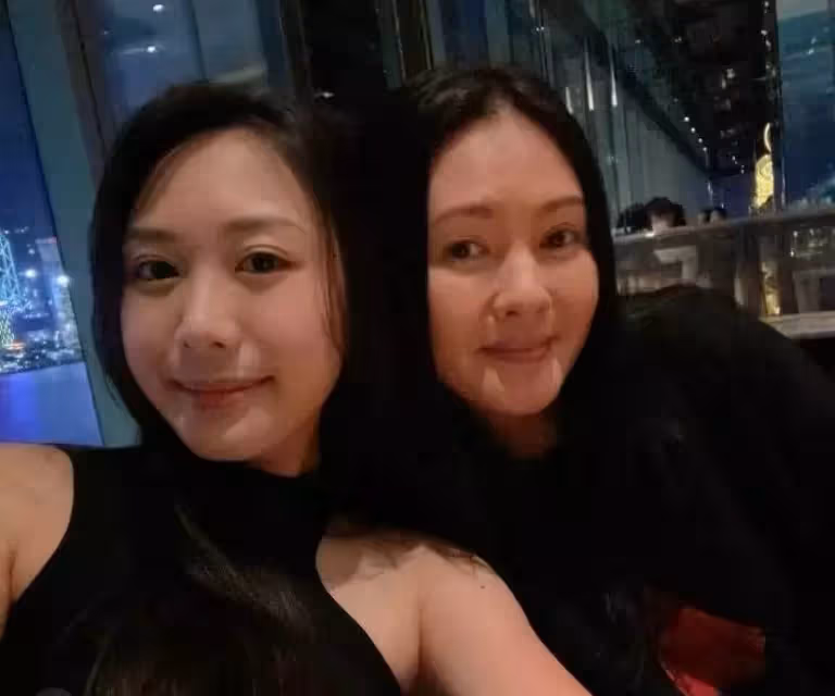 56歲李麗珍與男星聚餐!臉蛋鼓起發胖明顯,女兒穿露背裙「同框出鏡」身材惹眼,網友:與女兒站在一塊宛如姐妹