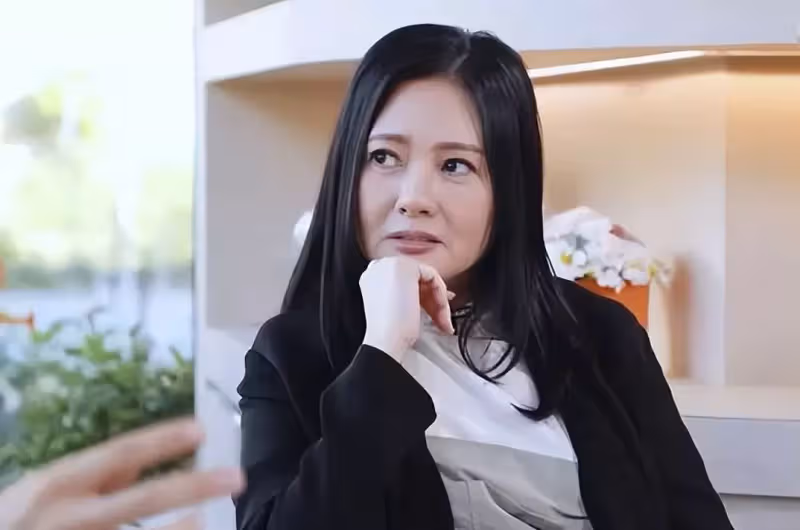 56歲李麗珍與男星聚餐!臉蛋鼓起發胖明顯,女兒穿露背裙「同框出鏡」身材惹眼,網友:與女兒站在一塊宛如姐妹
