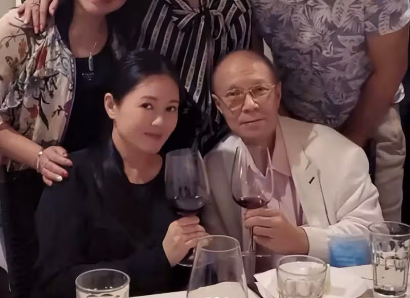56歲李麗珍與男星聚餐!臉蛋鼓起發胖明顯,女兒穿露背裙「同框出鏡」身材惹眼,網友:與女兒站在一塊宛如姐妹