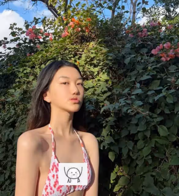 15歲李嫣泳裝照曝光!身材不輸超模後媽,戴腰鏈大膽挑戰「比基尼」很漂亮,網:是不是太早熟了?