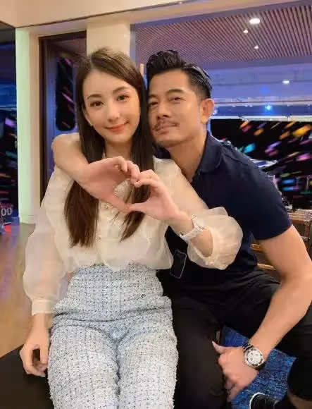 郭富城小4歲丈母娘正臉照曝光!一襲粉色衛衣身姿優雅,兩人照片曝光後顏值引熱議:這如何叫媽!