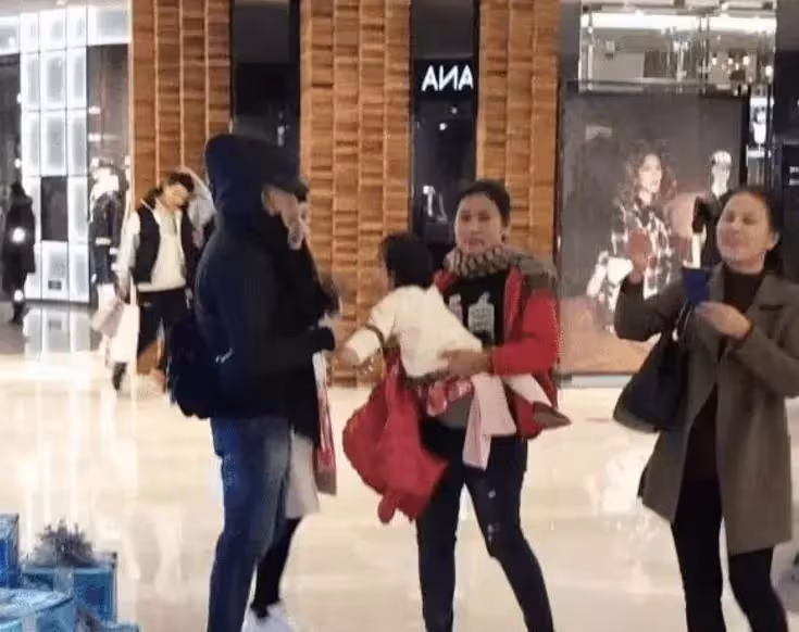 郭富城小4歲丈母娘正臉照曝光!一襲粉色衛衣身姿優雅,兩人照片曝光後顏值引熱議:這如何叫媽!