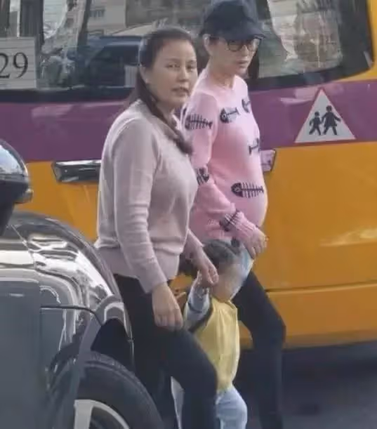 郭富城小4歲丈母娘正臉照曝光!一襲粉色衛衣身姿優雅,兩人照片曝光後顏值引熱議:這如何叫媽!