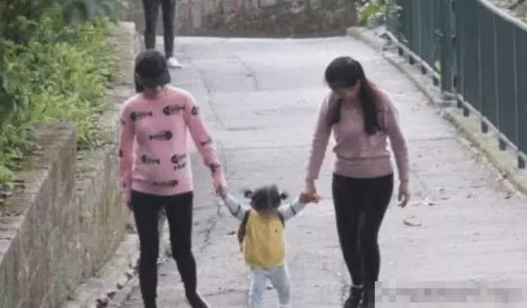 郭富城小4歲丈母娘正臉照曝光!一襲粉色衛衣身姿優雅,兩人照片曝光後顏值引熱議:這如何叫媽!