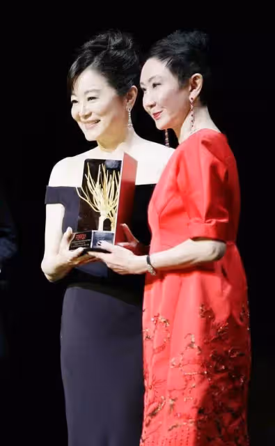 林青霞罕見帶女兒亮相,盤髮優雅高貴,女兒五官平淡太像爸爸!