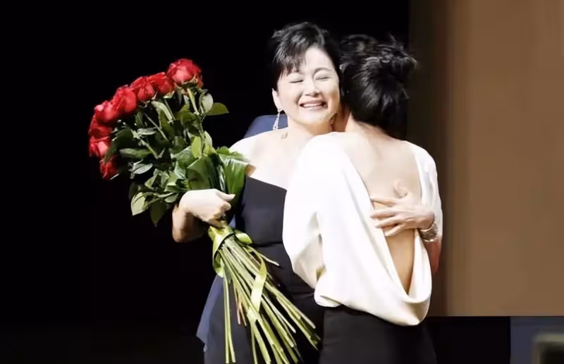 林青霞罕見帶女兒亮相,盤髮優雅高貴,女兒五官平淡太像爸爸!