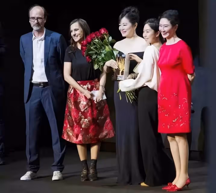林青霞罕見帶女兒亮相,盤髮優雅高貴,女兒五官平淡太像爸爸!