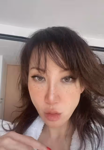 李玟分享休假日常！睡到下午起床，頭髮淩亂似雞窩也不打理，手摸頭髮略顯嬌憨：素顏出鏡不似47歲！