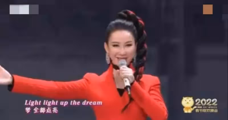 李玟分享休假日常！睡到下午起床，頭髮淩亂似雞窩也不打理，手摸頭髮略顯嬌憨：素顏出鏡不似47歲！