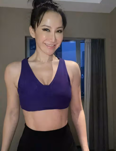 李玟分享休假日常！睡到下午起床，頭髮淩亂似雞窩也不打理，手摸頭髮略顯嬌憨：素顏出鏡不似47歲！