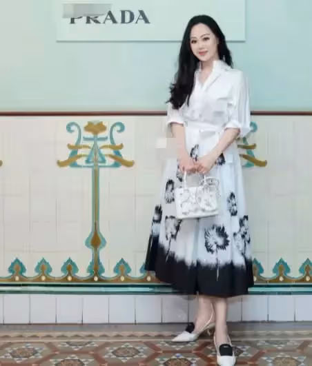 「鐘鎮濤前妻」章小蕙近照曝光,58歲美艷似20,顏值不輸小14歲曾黎,網友:太美了