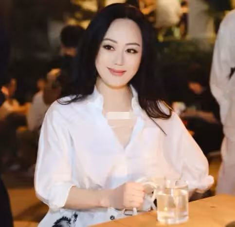 「鐘鎮濤前妻」章小蕙近照曝光,58歲美艷似20,顏值不輸小14歲曾黎,網友:太美了