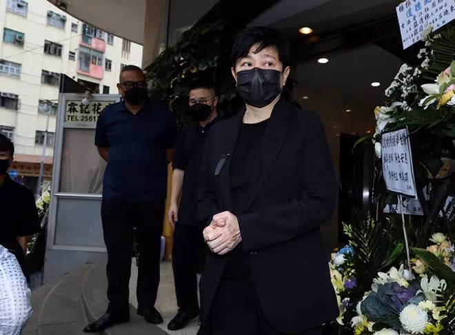 知名經紀人小美喪父!郭富城送花圈到靈堂致哀,相識30年情同家人