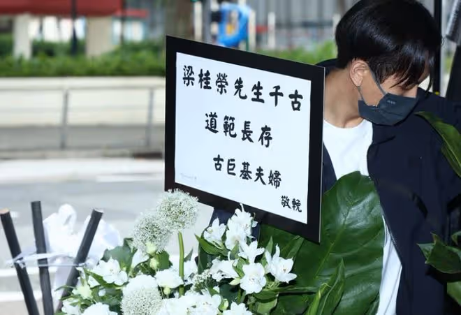 知名經紀人小美喪父!郭富城送花圈到靈堂致哀,相識30年情同家人