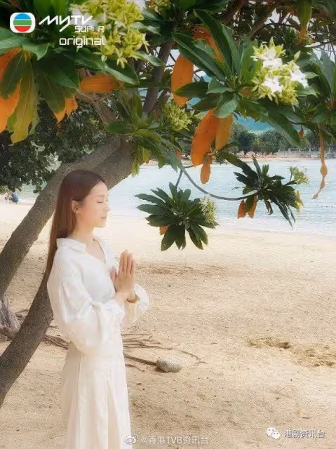 李佳芯睡袍造型上陣!為大家解開夢境之謎
