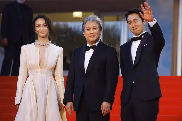 湯唯美翻坎城紅毯!「開大U」微露東西半球 IU出發對決爭影后