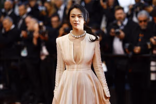 湯唯美翻坎城紅毯!「開大U」微露東西半球 IU出發對決爭影后