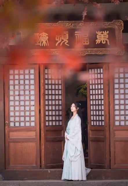 驚艷!翁虹14歲女兒曬古裝美照,五官精緻氣質空靈,美得被供出道