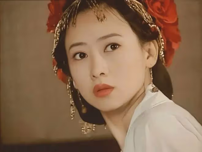 驚艷!翁虹14歲女兒曬古裝美照,五官精緻氣質空靈,美得被供出道