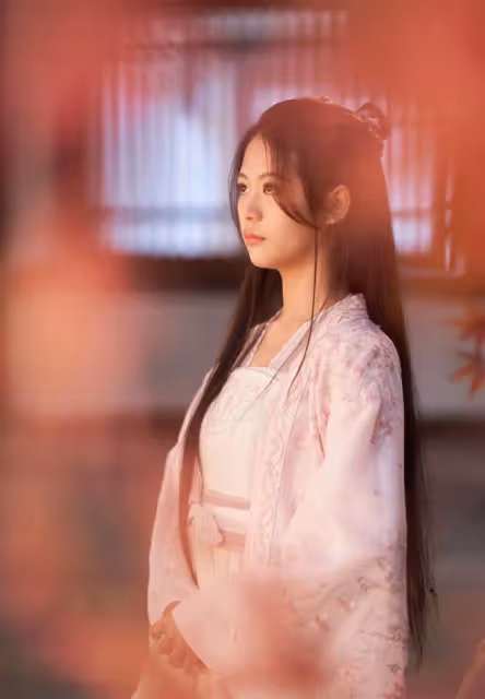 驚艷!翁虹14歲女兒曬古裝美照,五官精緻氣質空靈,美得被供出道