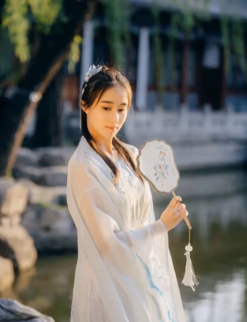 賭王幼女何超欣清華畢業照曝光!穿漢服仙氣飄飄,高顏值不輸明星