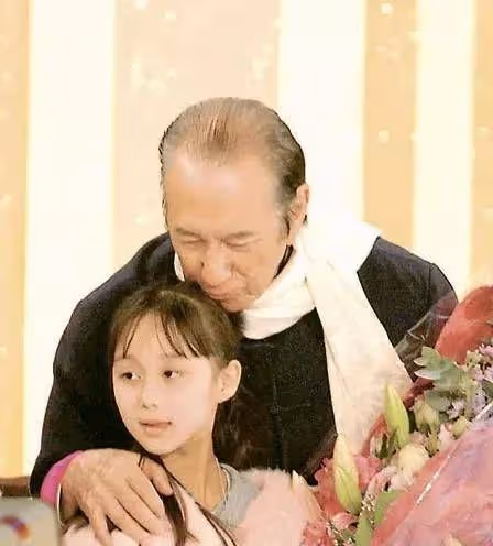 賭王幼女何超欣清華畢業照曝光!穿漢服仙氣飄飄,高顏值不輸明星